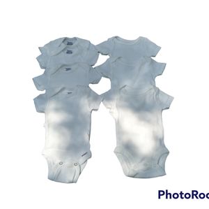 7 piece %100 cotton Gerber & Kolababy Newborn white bodysuit/onesies